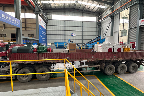 時(shí)產(chǎn)150-200t/hG1000x600型高壓輥磨機(jī)發(fā)貨現(xiàn)場 
